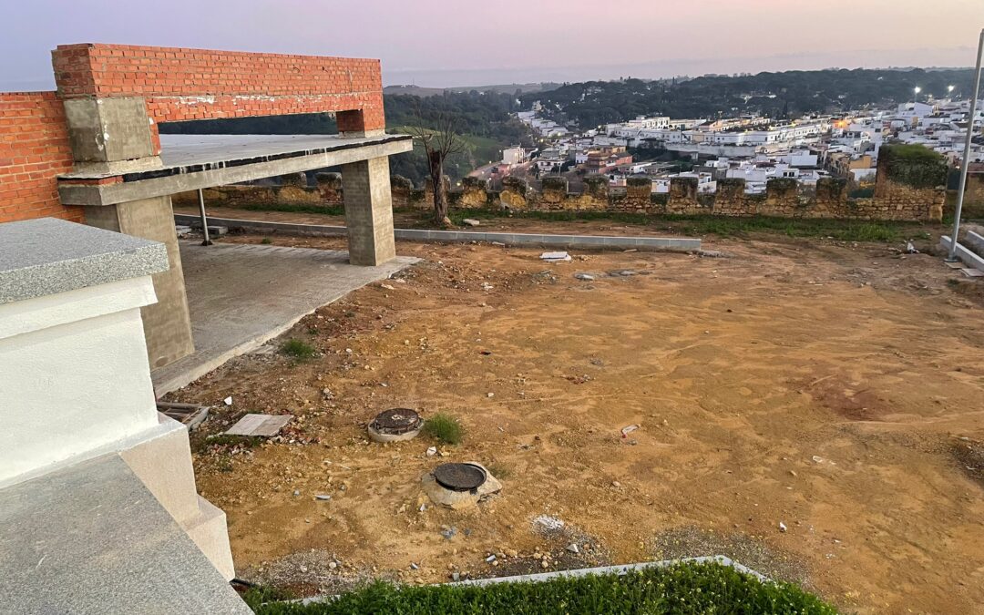 El PP de Alcalá de Guadaíra denuncia el afán de la alcaldesa por empezar obras y dejarlas sin terminar como sucede en la explanada de la ermita del Águila