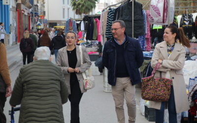 El PP pide al alcalde que ponga en uso los elementos de mejora del mercadillo instalados hace dos años gracias a la Junta de Andalucía