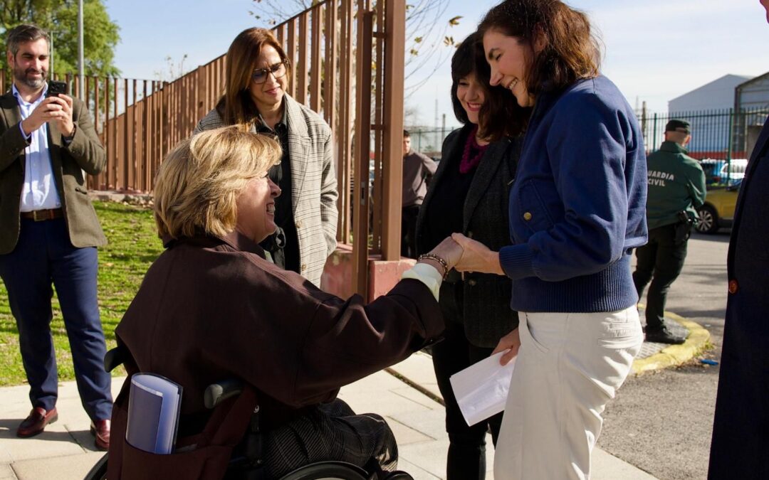 El PP de La Rinconada denuncia “el desplante” del alcalde, Javier Fernández, a la consejera, en la feria de COCEMFE