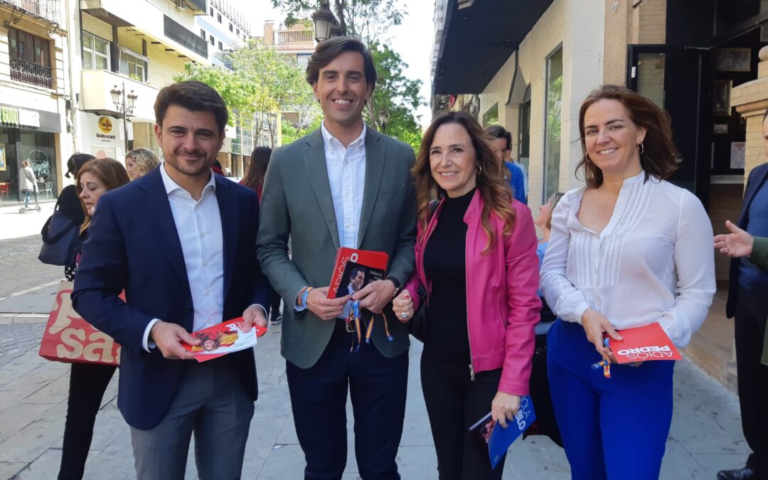 Teresa Jiménez-Becerril y Pablo Montesinos trasladan el mensaje del cambio en un paseo electoral