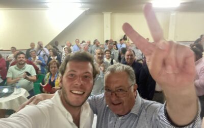 José Godino, candidato de Coripe, presenta su equipo rodeado de vecinos