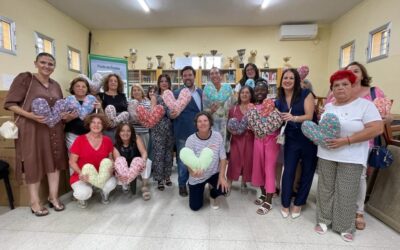 La presidenta del Comité Electoral del Partido Popular andaluz, Loles López visita una asociación de mujeres de Lora del Río