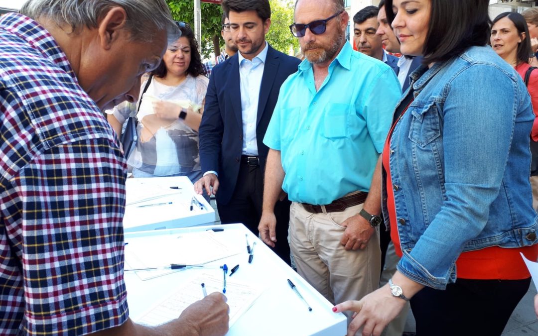 El PP de Sevilla recoge firmas en Triana contra la derogación de la Prisión Permanente Revisable